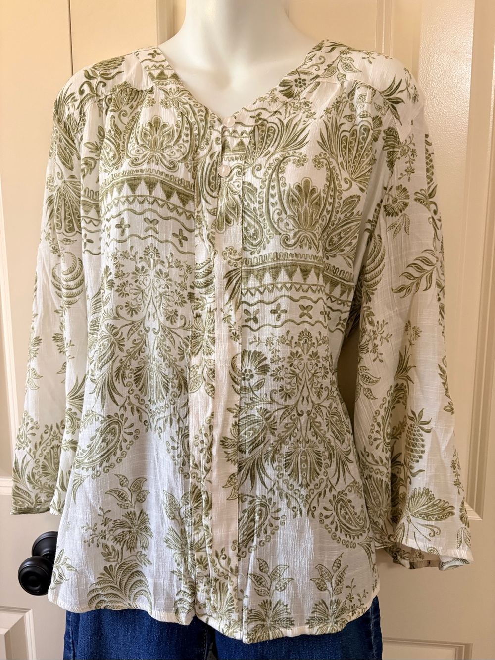 Women’s White & Olive Green Printed Button-Front Blouse, size 2X